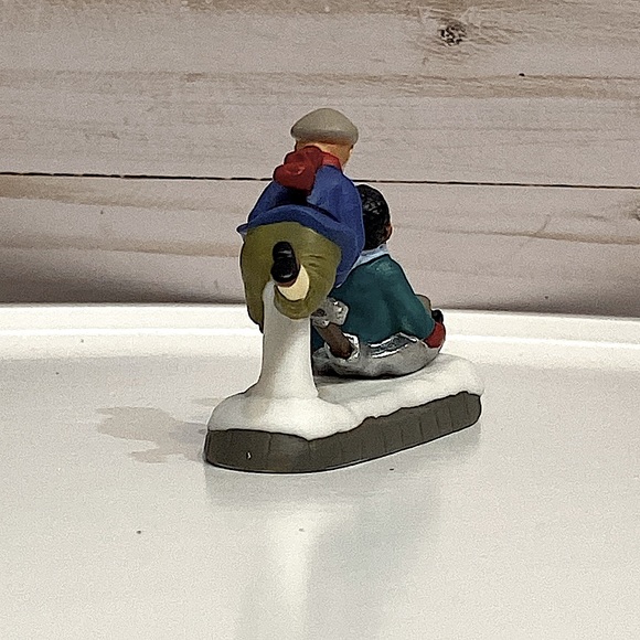 DEPARTMENT 56 - Shoveling Fun - Heritage Village - Christmas in the City - Picture 5 of 9